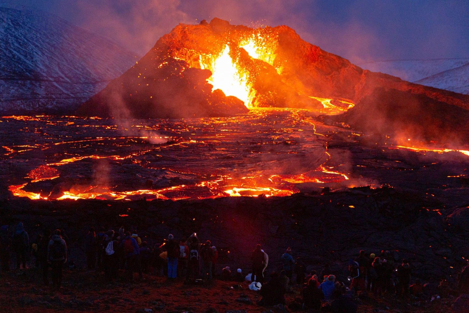 Islandia declara emergencia por actividad volcánica