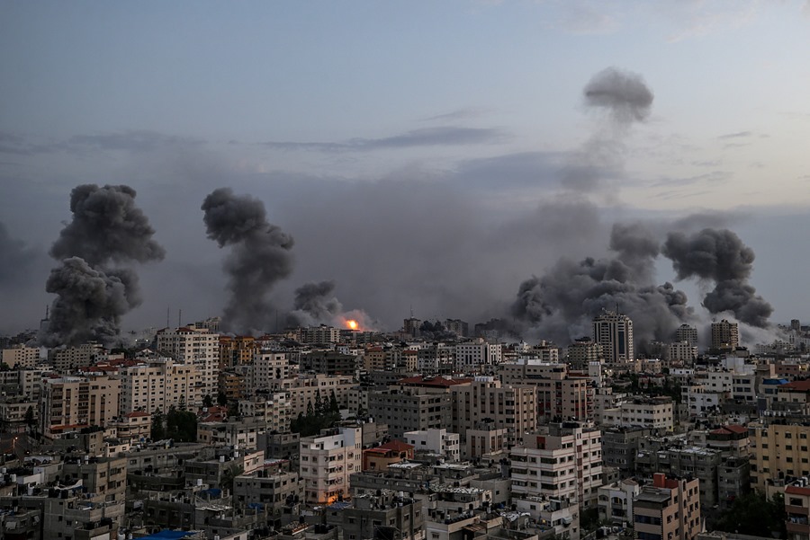 Bombardean inmediaciones del Hospital Europeo en Gaza
