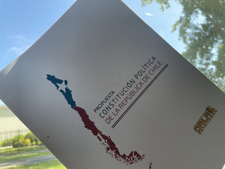 Votan nueva propuesta constitucional en Chile