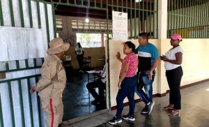 Electores esperan su turno para votar en el referendo consultivo sobre el Esequibo en un centro de votación de Cumaná