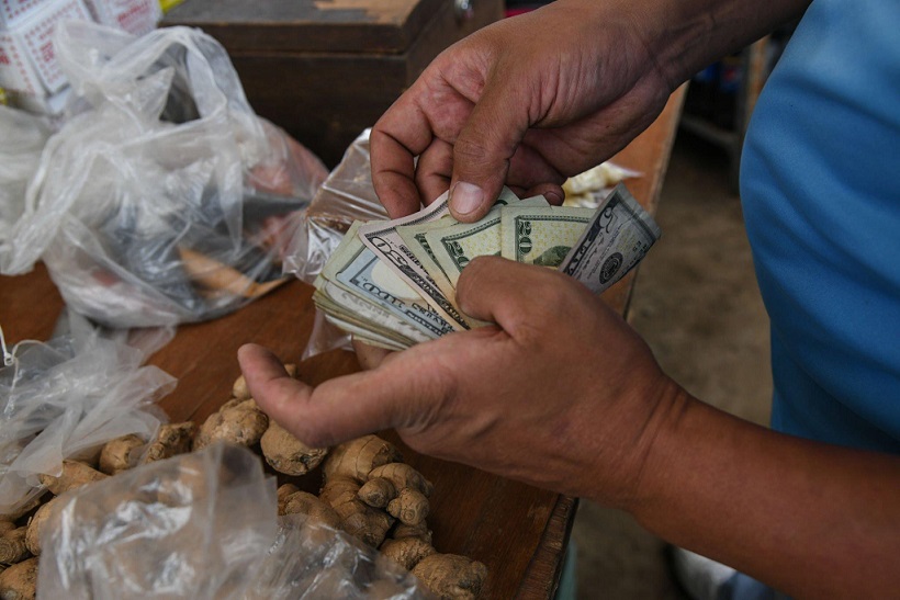 Dólar se mantiene "estable"
