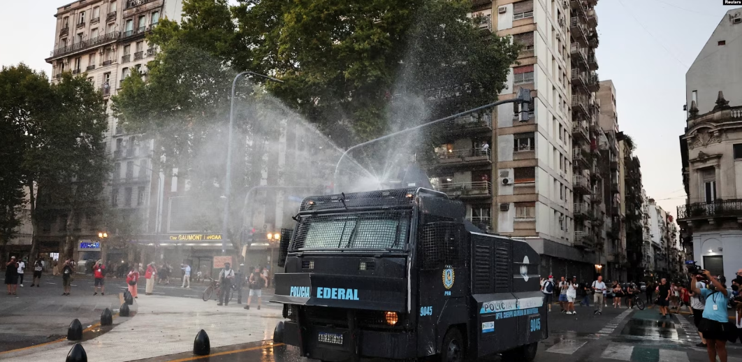 Argentinos viven una ola de calor en medio de protestas antigubernamentales