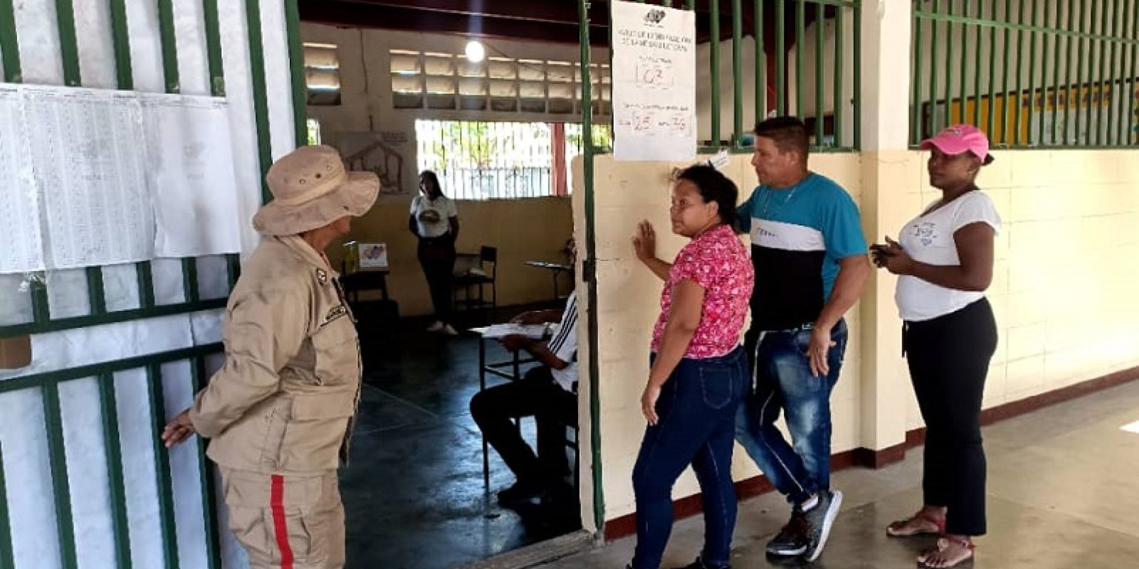 Electores esperan su turno para votar en el referendo consultivo sobre el Esequibo en un centro de votación de Cumaná