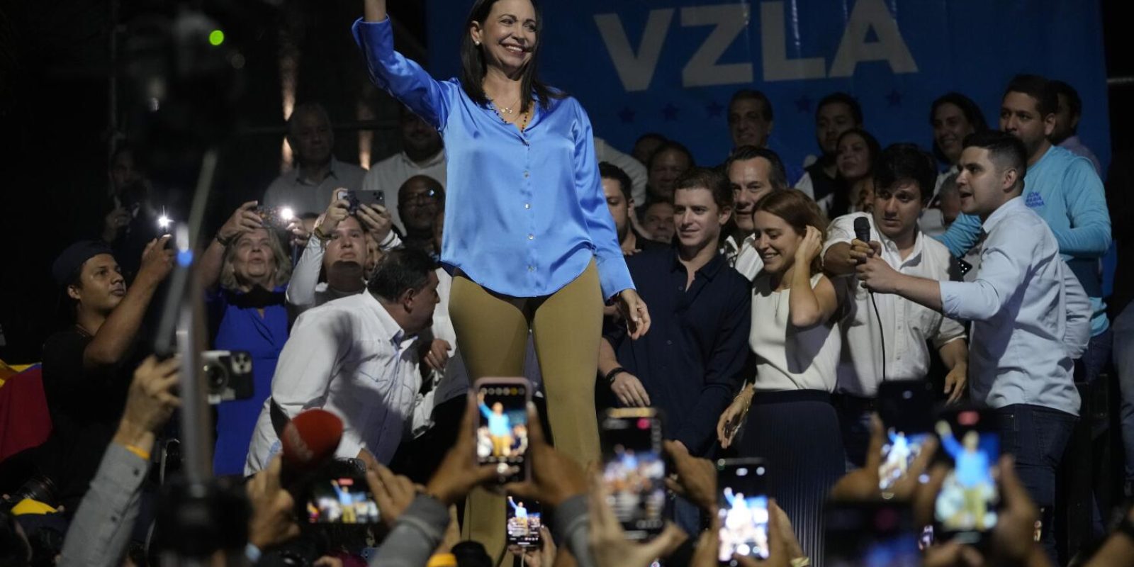 La aspirante opositora María Corina Machado, en el centro, festeja con sus seguidores después de escuchar los resultados que le daban como ganadora de las primarias de la oposición, en su sede de campaña en Caracas, Venezuela, el domingo 22 de octubre de 22, 2023. Machado corre para enfrentar en las presidenciales de 2024 a Nicolas Maduro. (AP Foto/Ariana Cubillos)