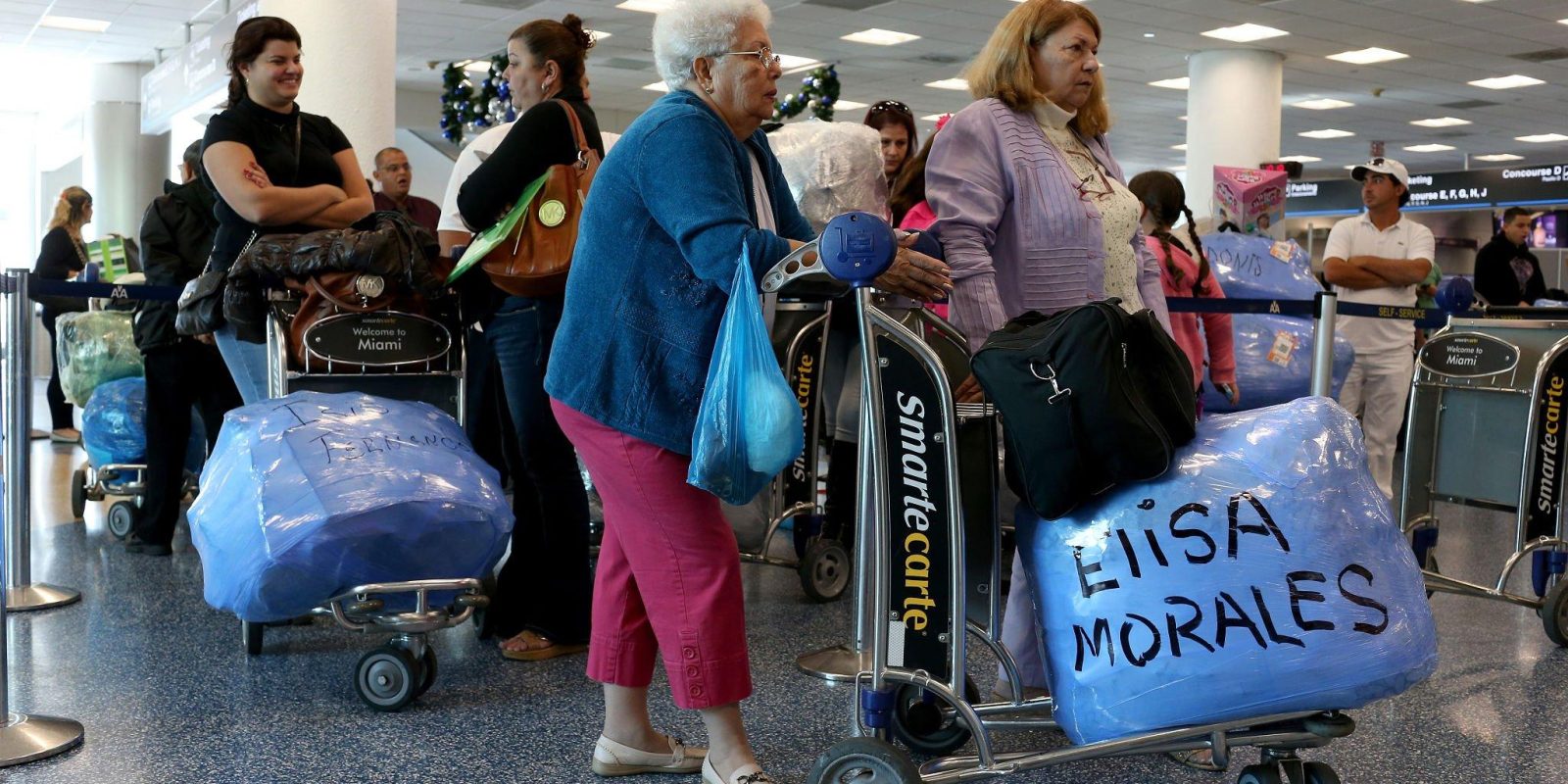 Foto: La gente espera en la cola para facturar equipaje en el vuelo de ABC Charters American Airlines a La Habana, Cuba / Getty Images