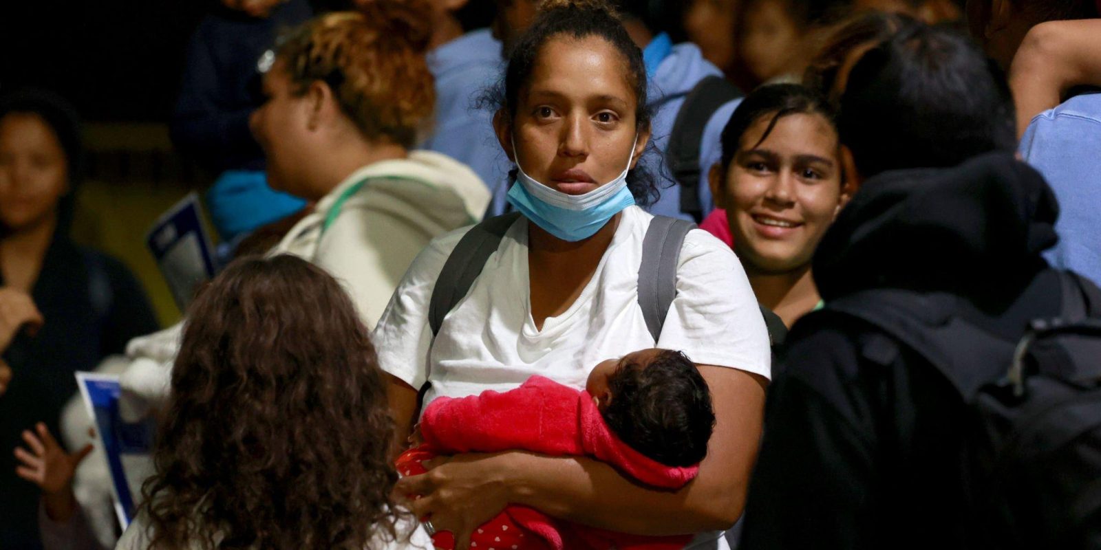 Foto: Miembros de la familia Cumales/Suárez con niños de Venezuela junto con docenas de otras familias de inmigrantes/migrantes son vistos llegando desde Texas a la Terminal de Autobuses de la Autoridad Portuaria / Getty Images