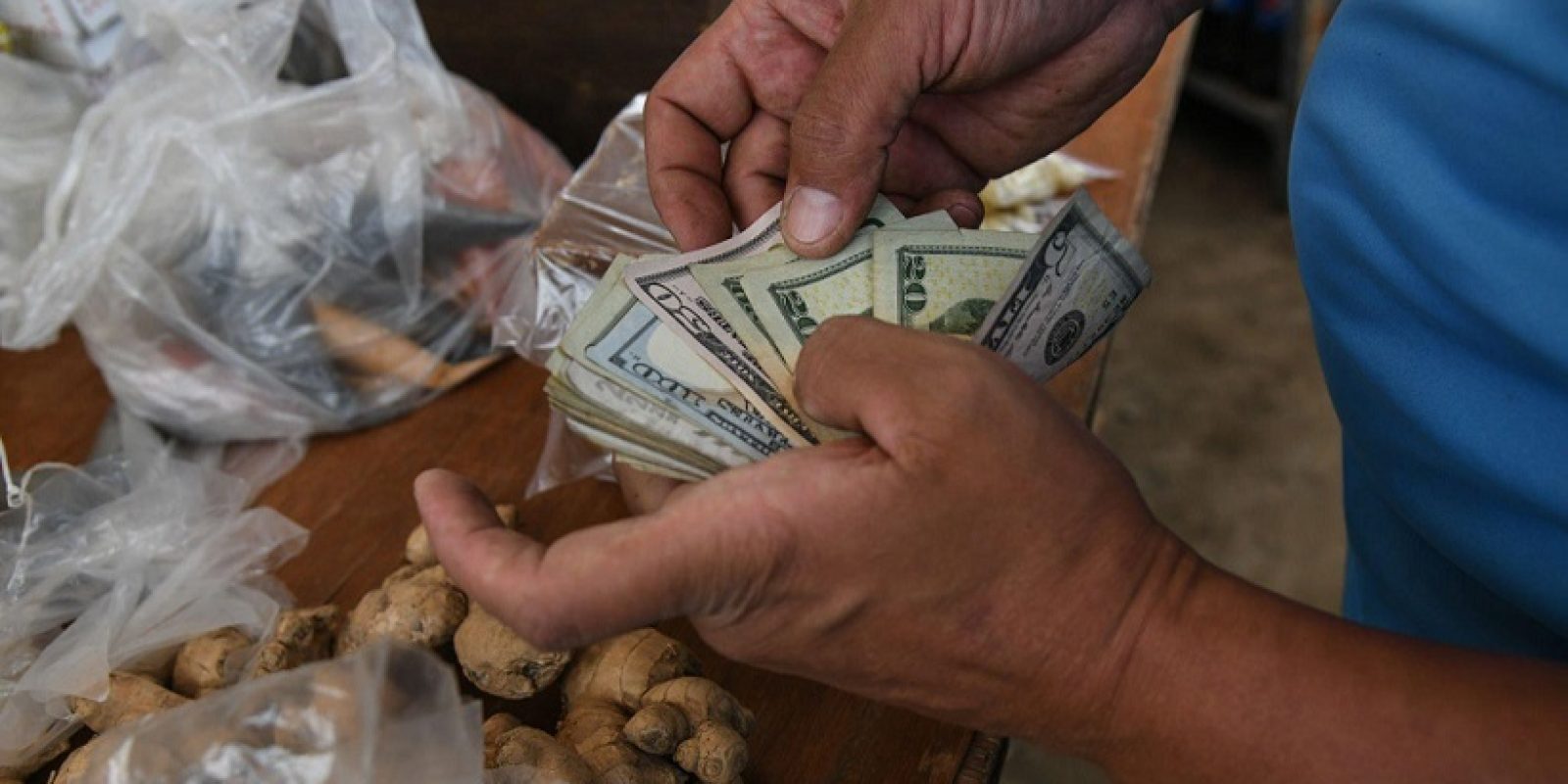 Dólar se mantiene "estable"