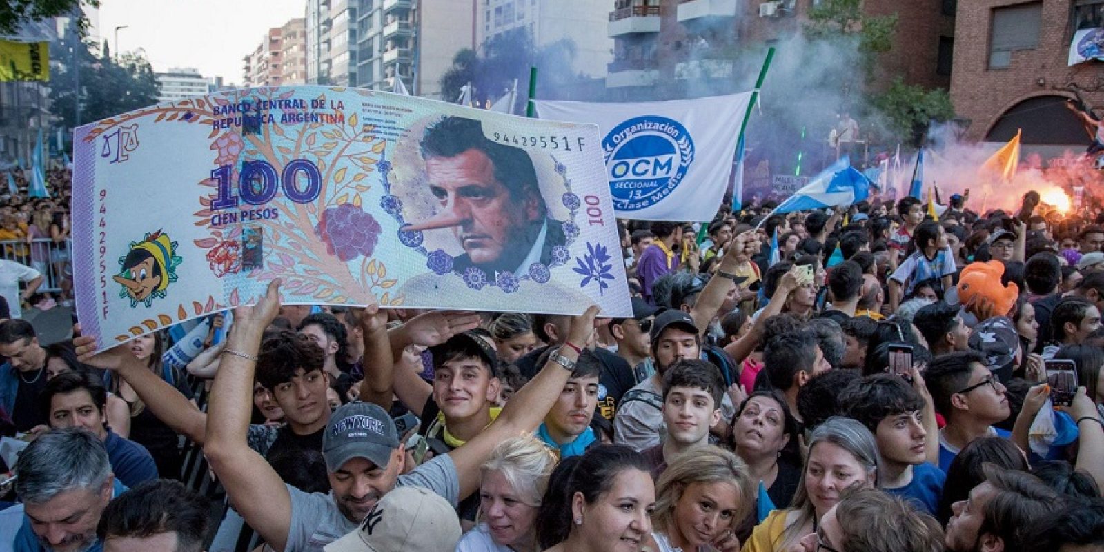 Foto: 16 de noviembre de 2023, Argentina, Córdoba: Los partidarios del candidato del partido La Libertad Avanza, Javier Milei, asisten a una manifestación para marcar el final de la campaña electoral presidencial en la ciudad de Córdoba para la segunda vuelta contra Sergio Massa el domingo / Getty Images